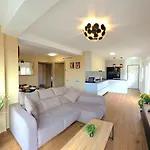 Infinity Spacious 2 Bedroom, 2 Bathroom By Namaste Elite