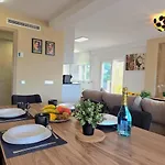 Infinity Spacious 2 Bedroom, 2 Bathroom By Namaste Elite *